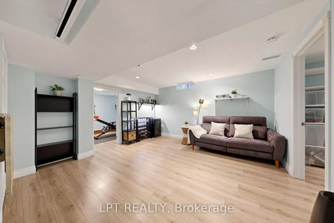 Photo 22 at 30 Pentland Crescent, Maple, Vaughan