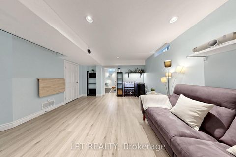 Photo 38 at 30 Pentland Crescent, Maple, Vaughan