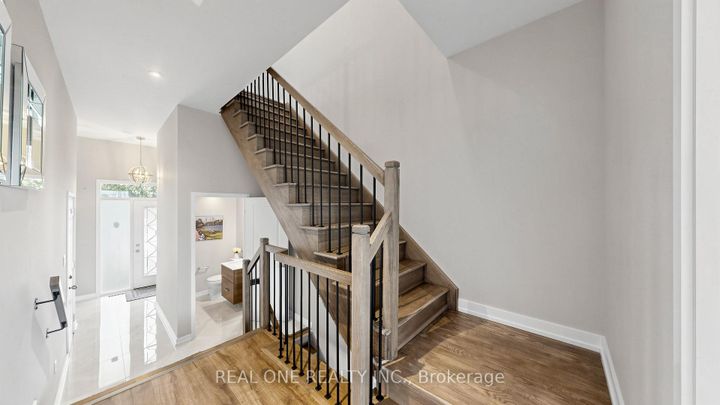 Photo 4 at 3151 Mintwood Circle, GO Glenorchy, Oakville