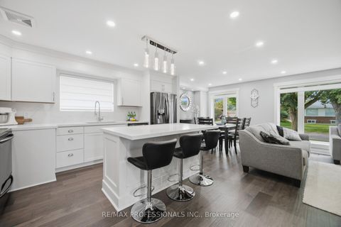 Photo 14 at 9 Tynevale Drive, Richview, Toronto