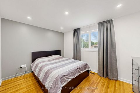 Photo 27 at 10 Devins Drive, Aurora Heights, Aurora