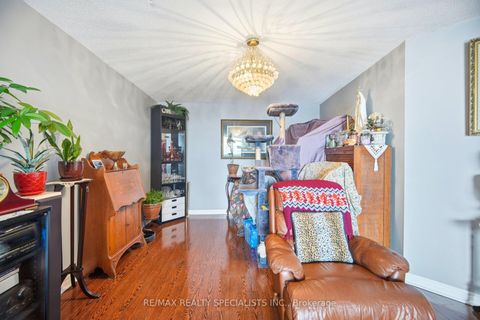 Photo 11 at 805 - 5 Rowntree Road N, Jamestown, Toronto