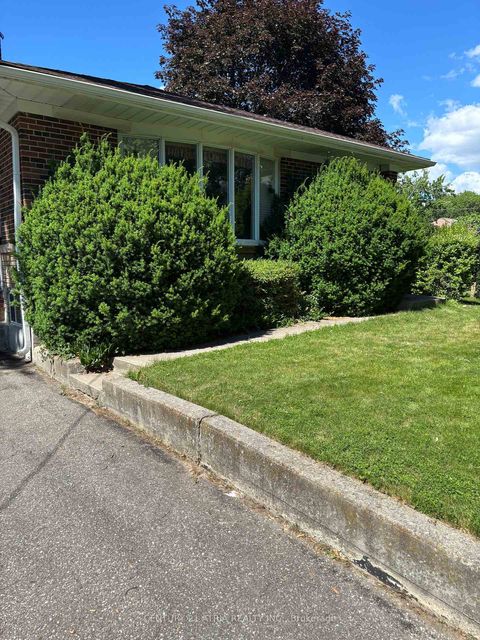 Photo 2 at 4 Winesap Place, Rosethorn, Toronto