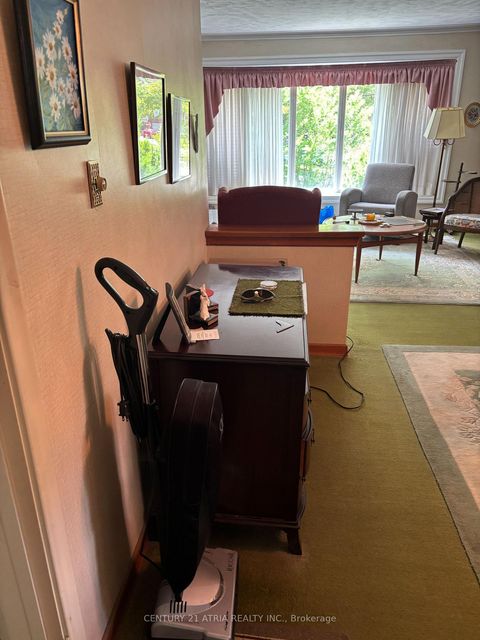 Photo 5 at 4 Winesap Place, Rosethorn, Toronto