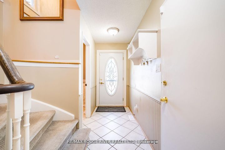 Photo 2 at 880 Castlegrove Avenue, McLaughlin, Oshawa