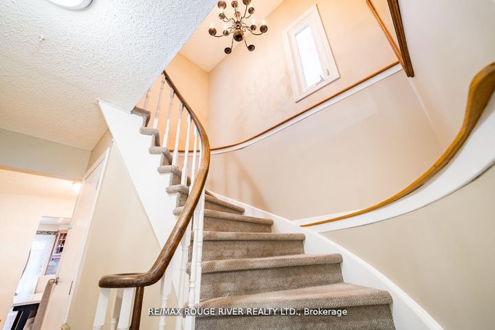 Photo 3 at 880 Castlegrove Avenue, McLaughlin, Oshawa