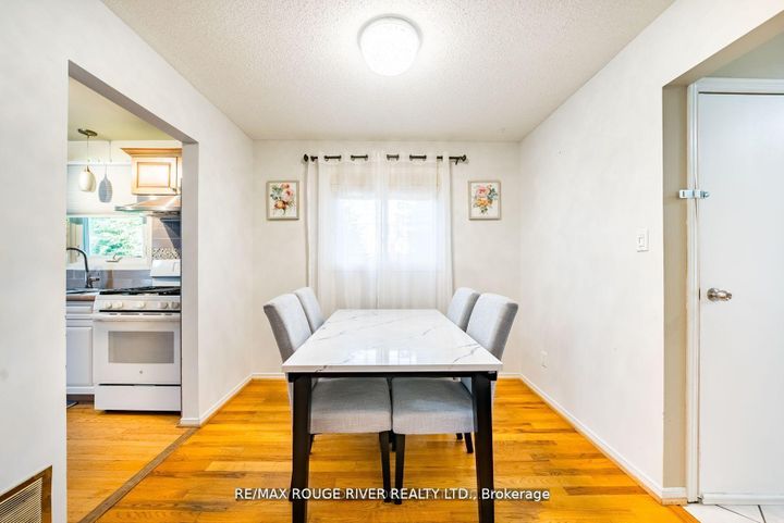 Photo 4 at 880 Castlegrove Avenue, McLaughlin, Oshawa