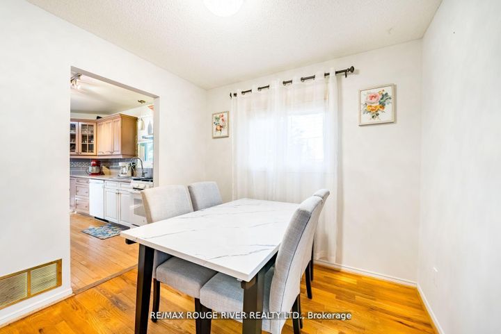 Photo 5 at 880 Castlegrove Avenue, McLaughlin, Oshawa