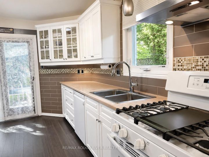 Photo 6 at 880 Castlegrove Avenue, McLaughlin, Oshawa