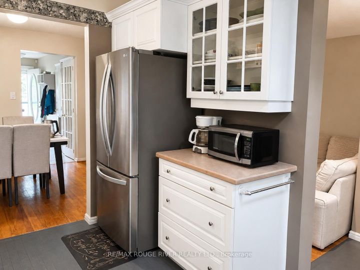 Photo 7 at 880 Castlegrove Avenue, McLaughlin, Oshawa