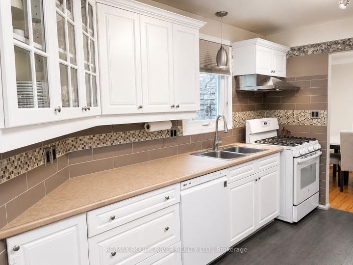 Photo 8 at 880 Castlegrove Avenue, McLaughlin, Oshawa