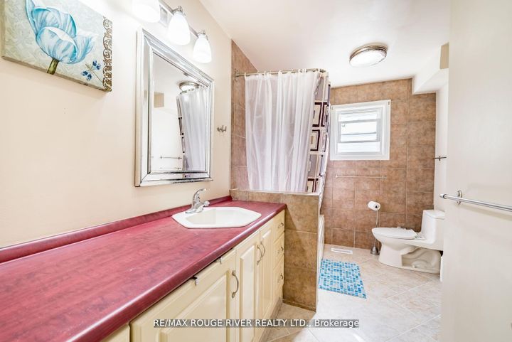 Photo 24 at 880 Castlegrove Avenue, McLaughlin, Oshawa