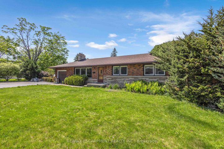 Photo 2 at 626 Iroquois Avenue, Ancaster, Hamilton