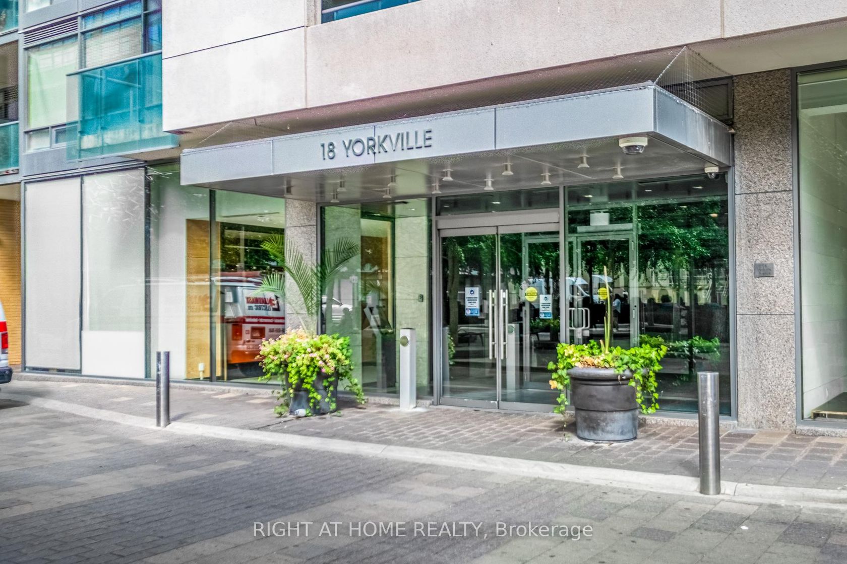 305 - 18 Yorkville Avenue, Annex, Toronto by Loree Meneguzzi Real Estate 305 - 18 Yorkville Avenue, Annex, Toronto