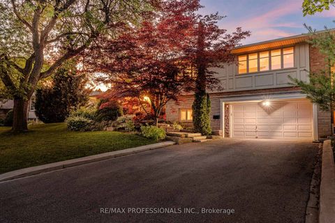 Photo 1 at 28 Aylesbury Road, Rosethorn, Toronto