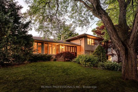 Photo 2 at 28 Aylesbury Road, Rosethorn, Toronto