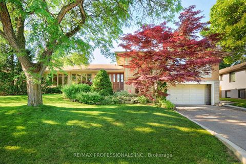 Photo 3 at 28 Aylesbury Road, Rosethorn, Toronto