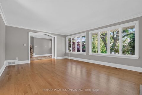 Photo 10 at 28 Aylesbury Road, Rosethorn, Toronto
