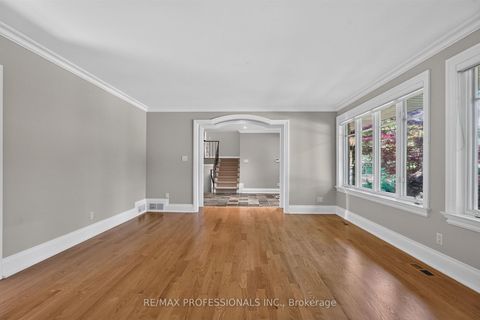 Photo 11 at 28 Aylesbury Road, Rosethorn, Toronto