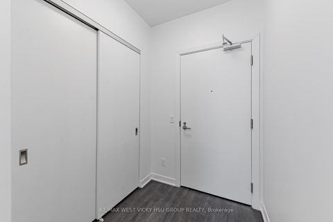Photo 3 at 810 - 185 Alberta Avenue, Oakwood Village, Toronto
