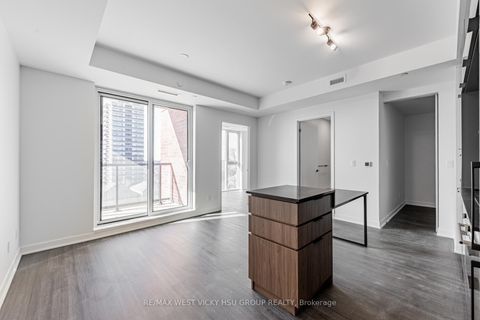 Photo 4 at 810 - 185 Alberta Avenue, Oakwood Village, Toronto