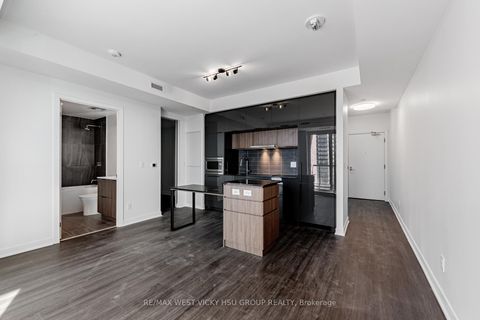 Photo 5 at 810 - 185 Alberta Avenue, Oakwood Village, Toronto