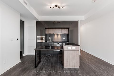 Photo 6 at 810 - 185 Alberta Avenue, Oakwood Village, Toronto