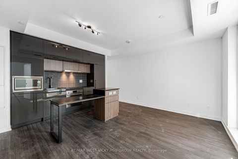 Photo 7 at 810 - 185 Alberta Avenue, Oakwood Village, Toronto