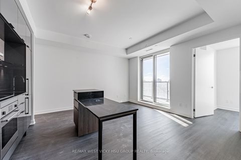 Photo 8 at 810 - 185 Alberta Avenue, Oakwood Village, Toronto