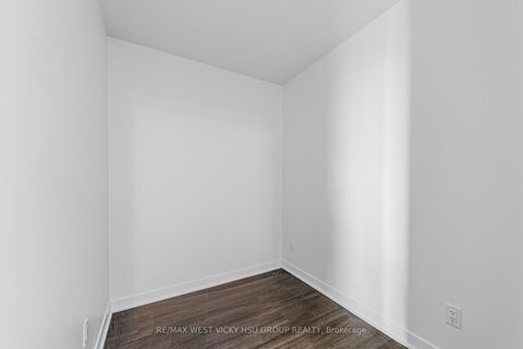 Photo 9 at 810 - 185 Alberta Avenue, Oakwood Village, Toronto