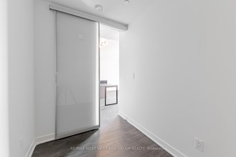 Photo 10 at 810 - 185 Alberta Avenue, Oakwood Village, Toronto