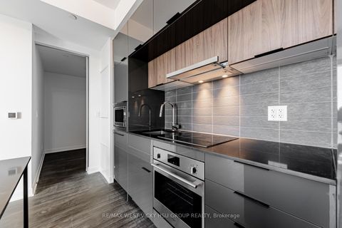 Photo 13 at 810 - 185 Alberta Avenue, Oakwood Village, Toronto