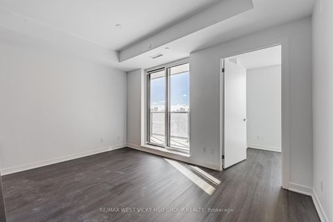 Photo 15 at 810 - 185 Alberta Avenue, Oakwood Village, Toronto
