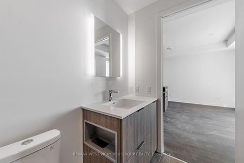 Photo 20 at 810 - 185 Alberta Avenue, Oakwood Village, Toronto