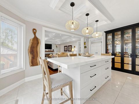 Photo 10 at 98 Arrowhead Drive, East Woodbridge, Vaughan