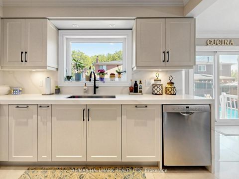 Photo 17 at 98 Arrowhead Drive, East Woodbridge, Vaughan