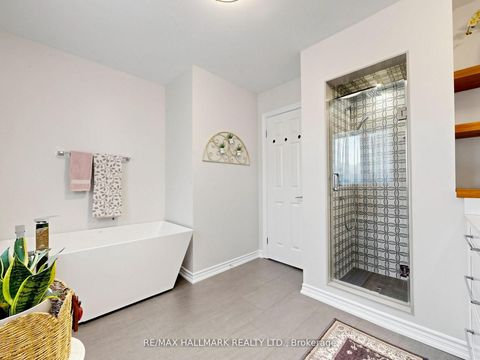 Photo 32 at 98 Arrowhead Drive, East Woodbridge, Vaughan