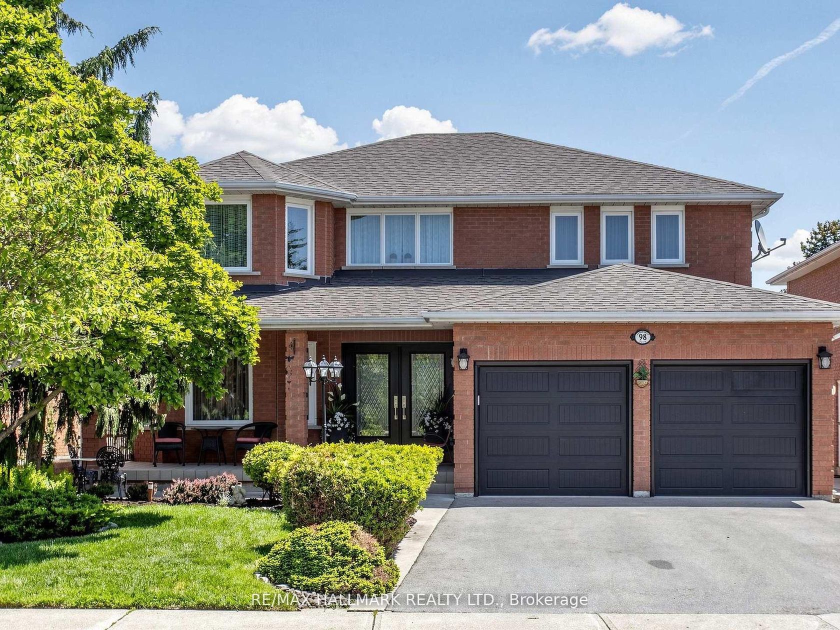 98 Arrowhead Drive, East Woodbridge, Vaughan photo number 2