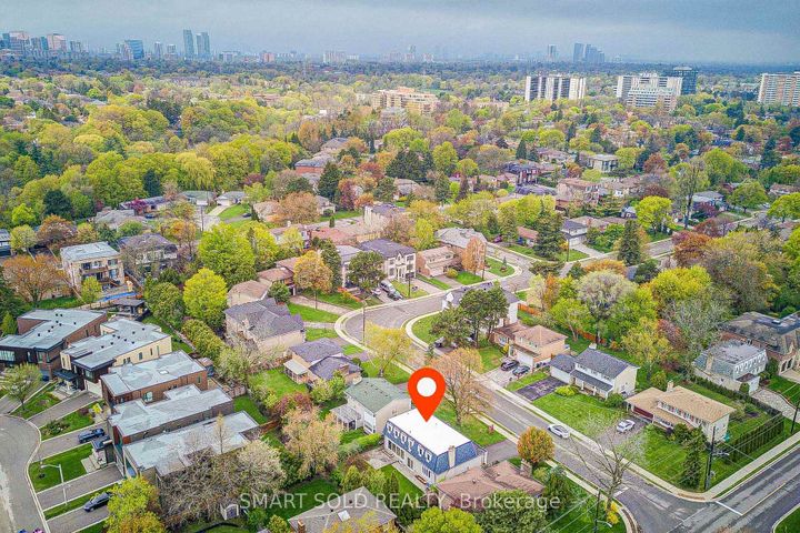 Photo 3 at 4 Knollview Crescent, Bayview Village, Toronto