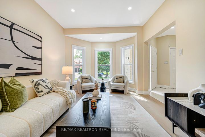 Photo 3 at 27 Captain Francis Drive, Buttonville, Markham