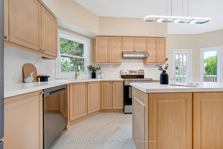 Photo 6 at 27 Captain Francis Drive, Buttonville, Markham