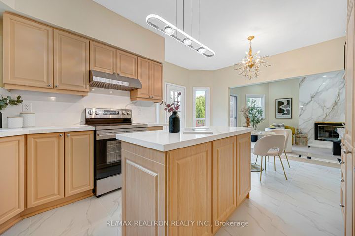 Photo 7 at 27 Captain Francis Drive, Buttonville, Markham