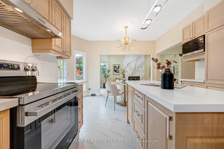 Photo 9 at 27 Captain Francis Drive, Buttonville, Markham