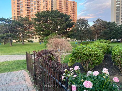 Photo 10 at 806 - 390 Dixon Road, The Westway, Toronto