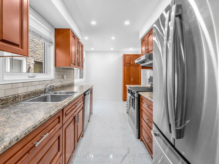 Photo 10 at 1629 Dewberry Crescent, Rathwood, Mississauga