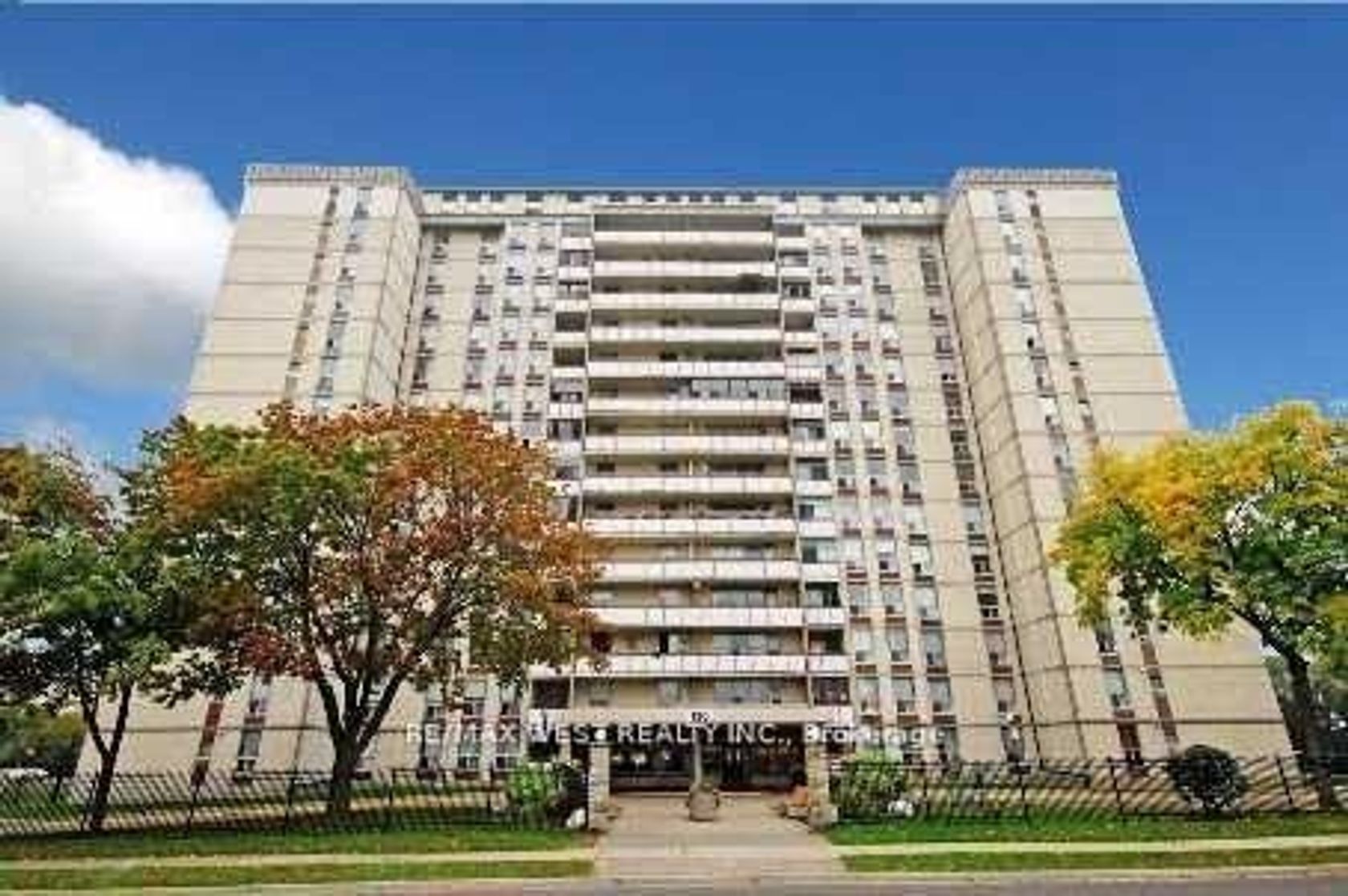 202 - 130 Neptune Drive, Lawrence, Toronto photo 4