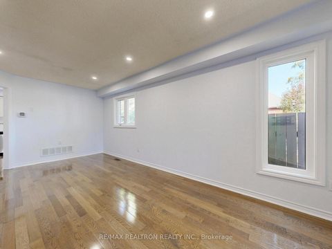 Photo 3 at 558 Willowick Drive, Wyndham, Newmarket
