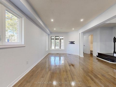 Photo 8 at 558 Willowick Drive, Wyndham, Newmarket