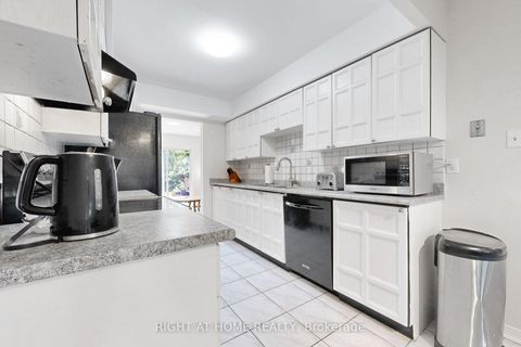 Photo 9 at 103 Heatherton Way, Yorkhill, Vaughan