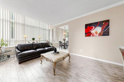 Photo 7 at 110 - 11 Townsgate Drive, Yorkhill, Vaughan
